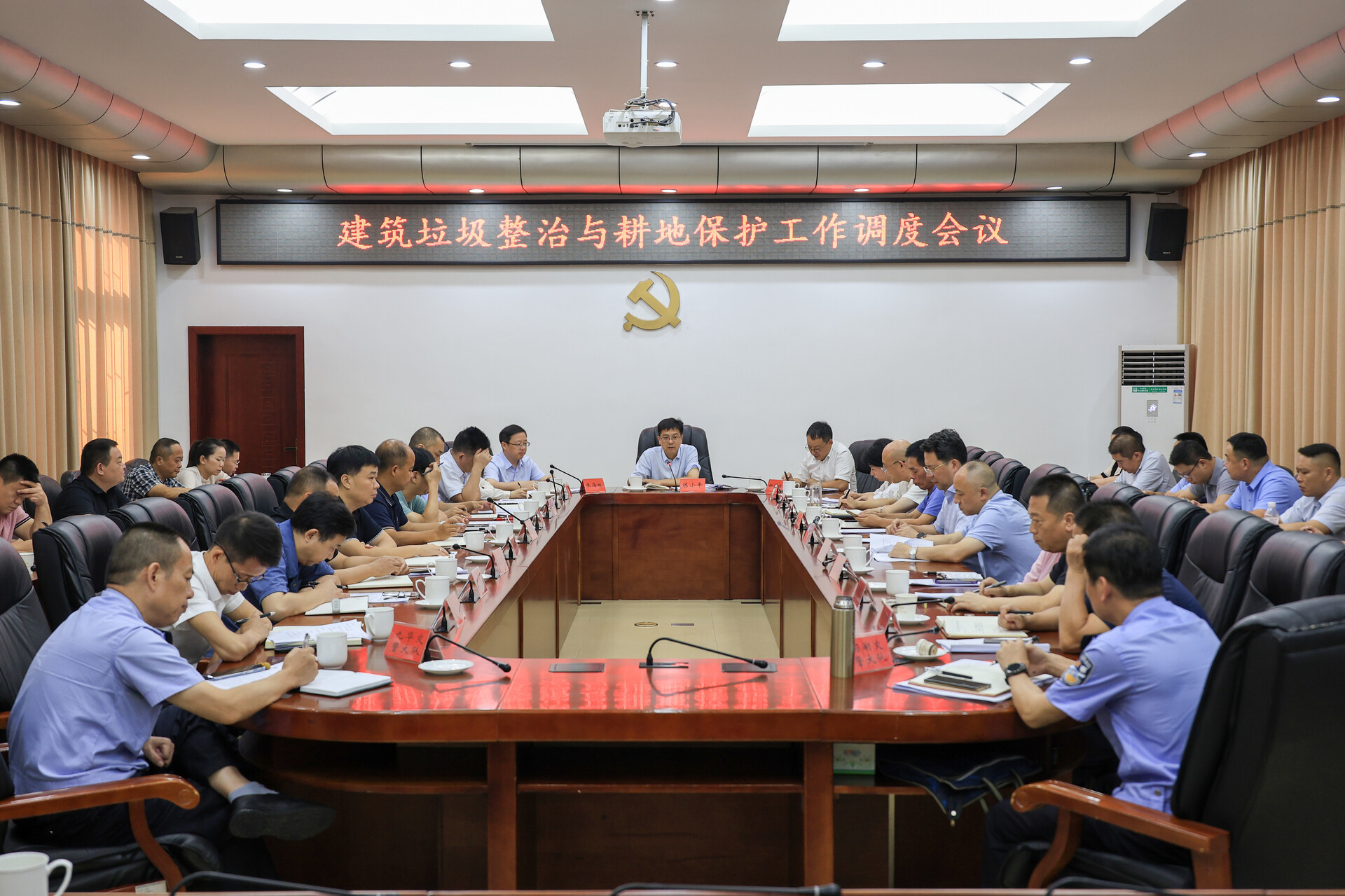 陈小平主持召开雨湖区建筑垃圾整治与耕地保护工作调度会议