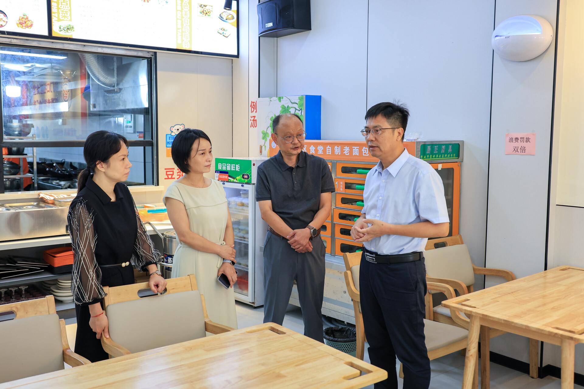 陈小平开展走找想促“三听三问”活动专题调研社区嵌入式养老工作