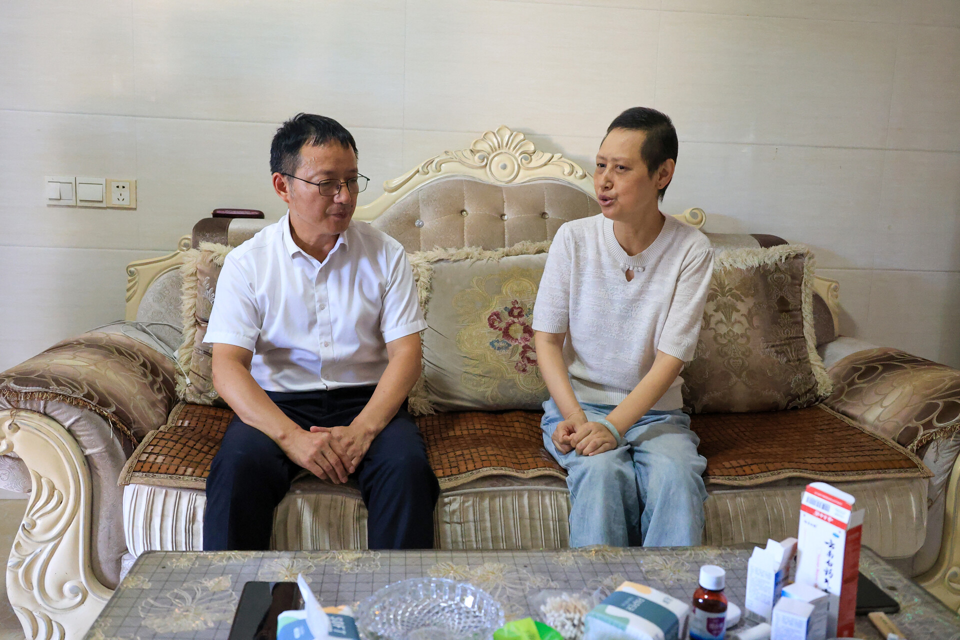 “七一”当天，柳军辉走访慰问困难党员