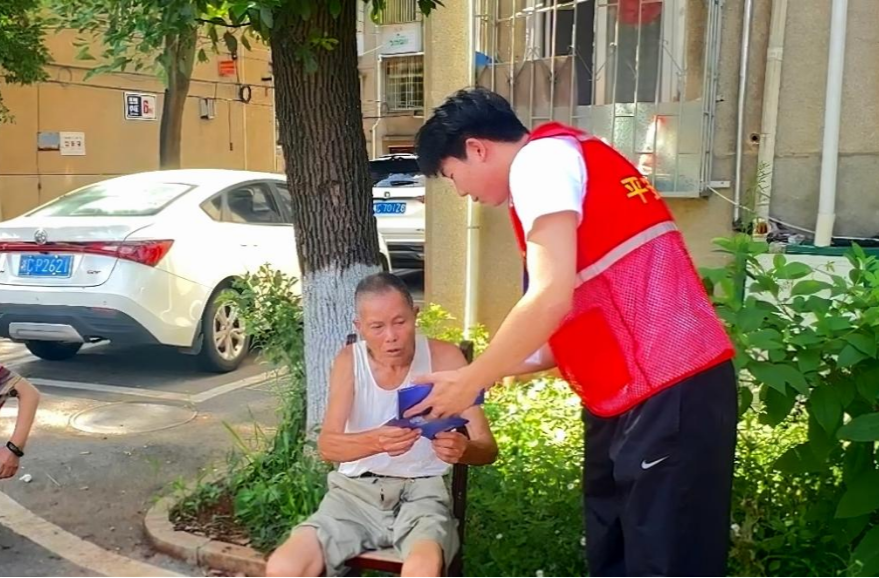 金塘社区组织志愿者开展普法走访宣传活动