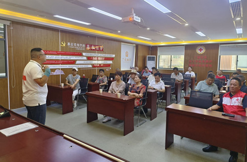 雨湖区红十字会走进广园社区：手把手传授应急救援知识