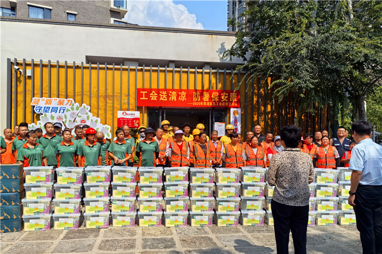 陈小平带队开展"夏日送清凉、关怀暖人心"慰问活动