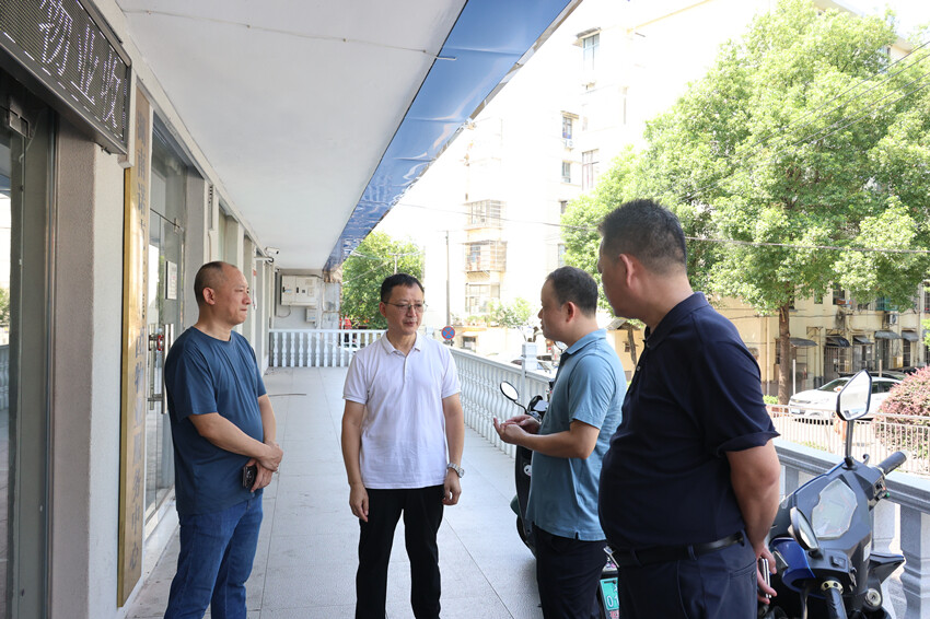 柳军辉调度雨湖区物业管理、城市生活垃圾分类工作