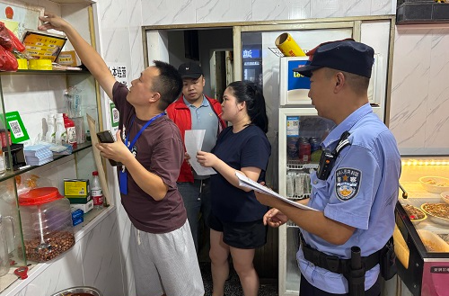 窑湾街道多部门联合夜查夜宵店  规范经营秩序守护夜间安全
