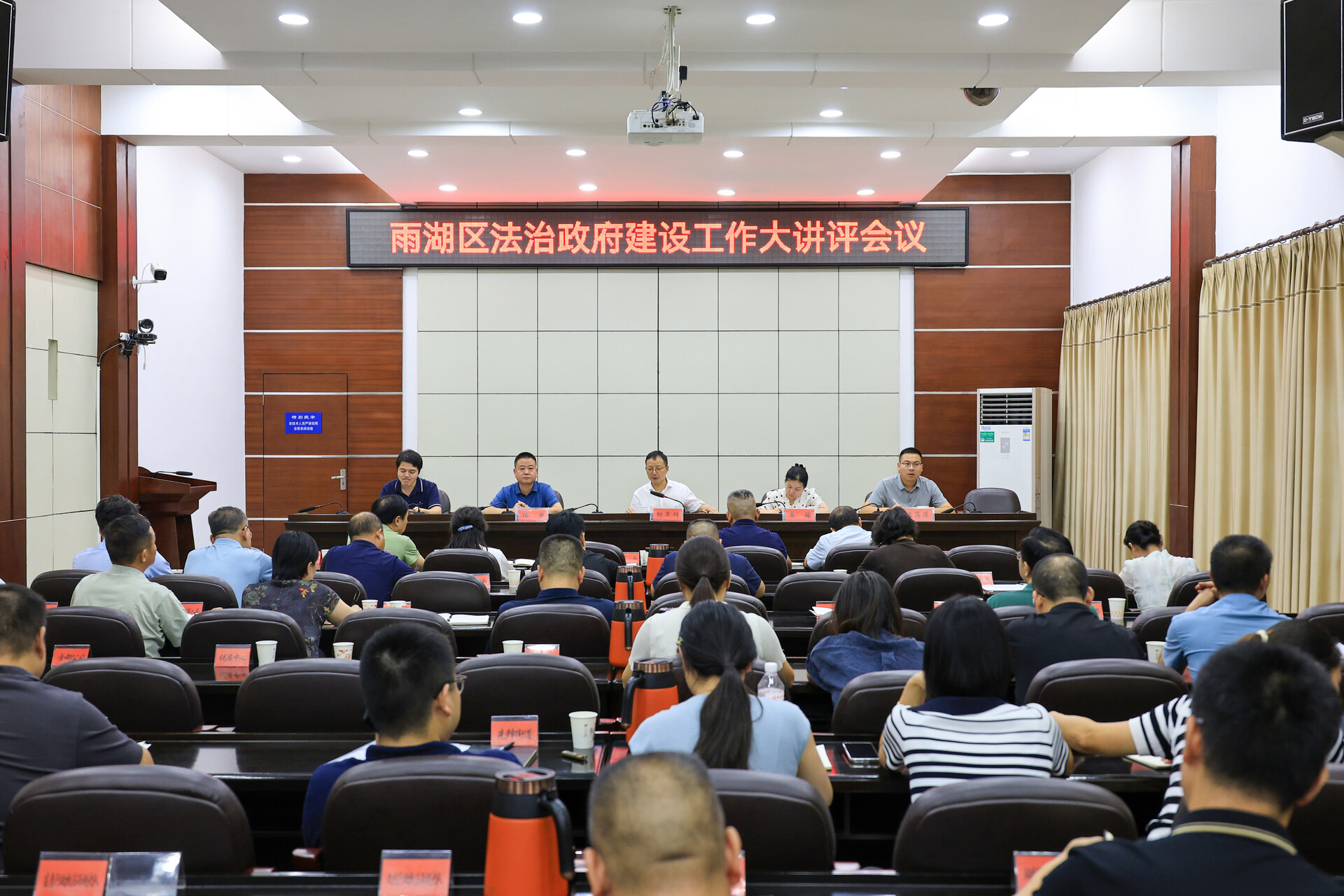 柳軍輝主持召開雨湖區(qū)法治政府建設(shè)工作大講評會議