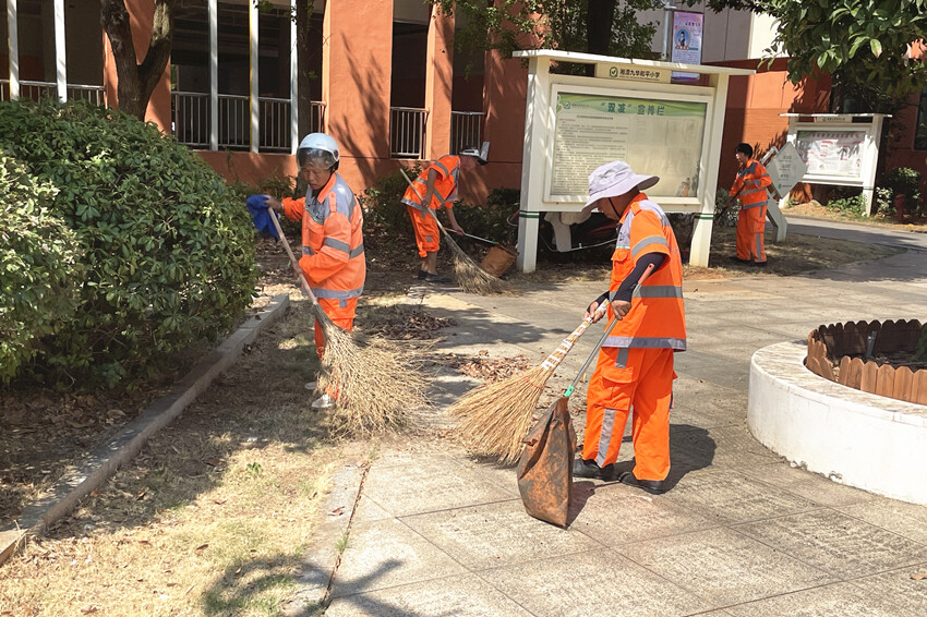 雨湖环卫支援九华和平小学开展校内环卫整理