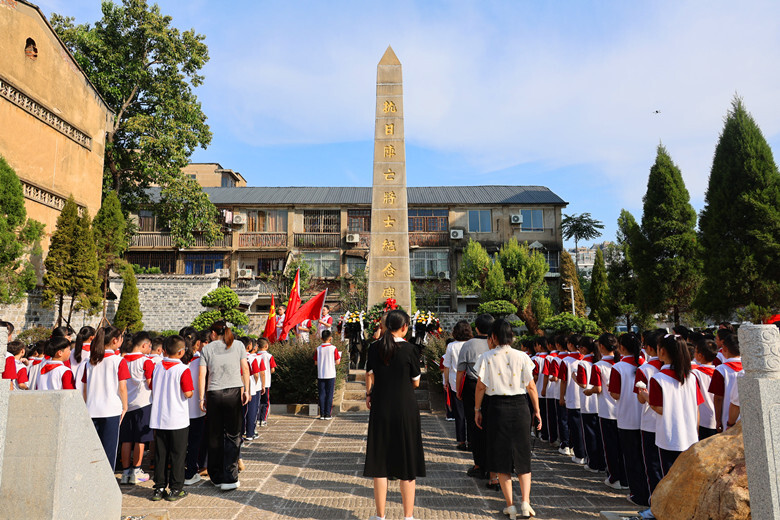 雨湖区曙光学校在抗日阵亡将士纪念碑前举行庄严开学仪式