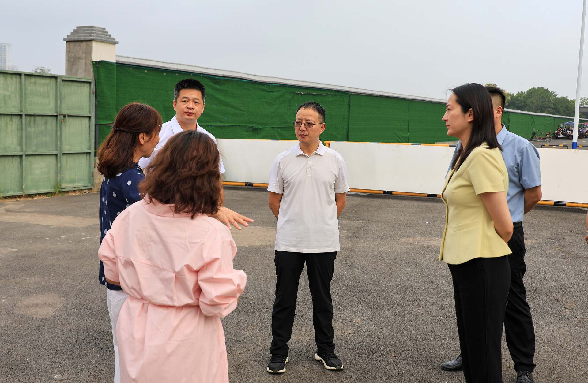 柳军辉慰问一线教师并督导校园安全