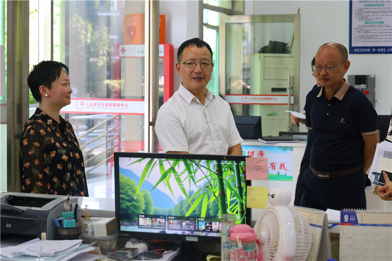 柳军辉深入社区开展走找想促“三听三问”调研