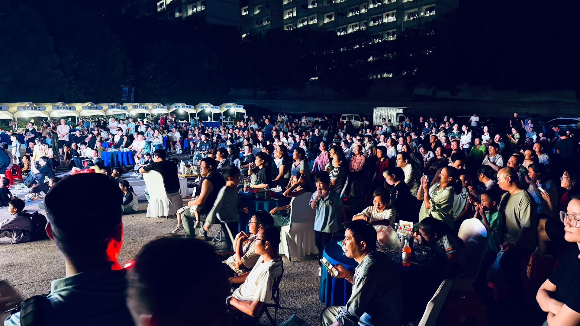 “湘超”点燃雨湖夜 体育、消费、活力齐绽放