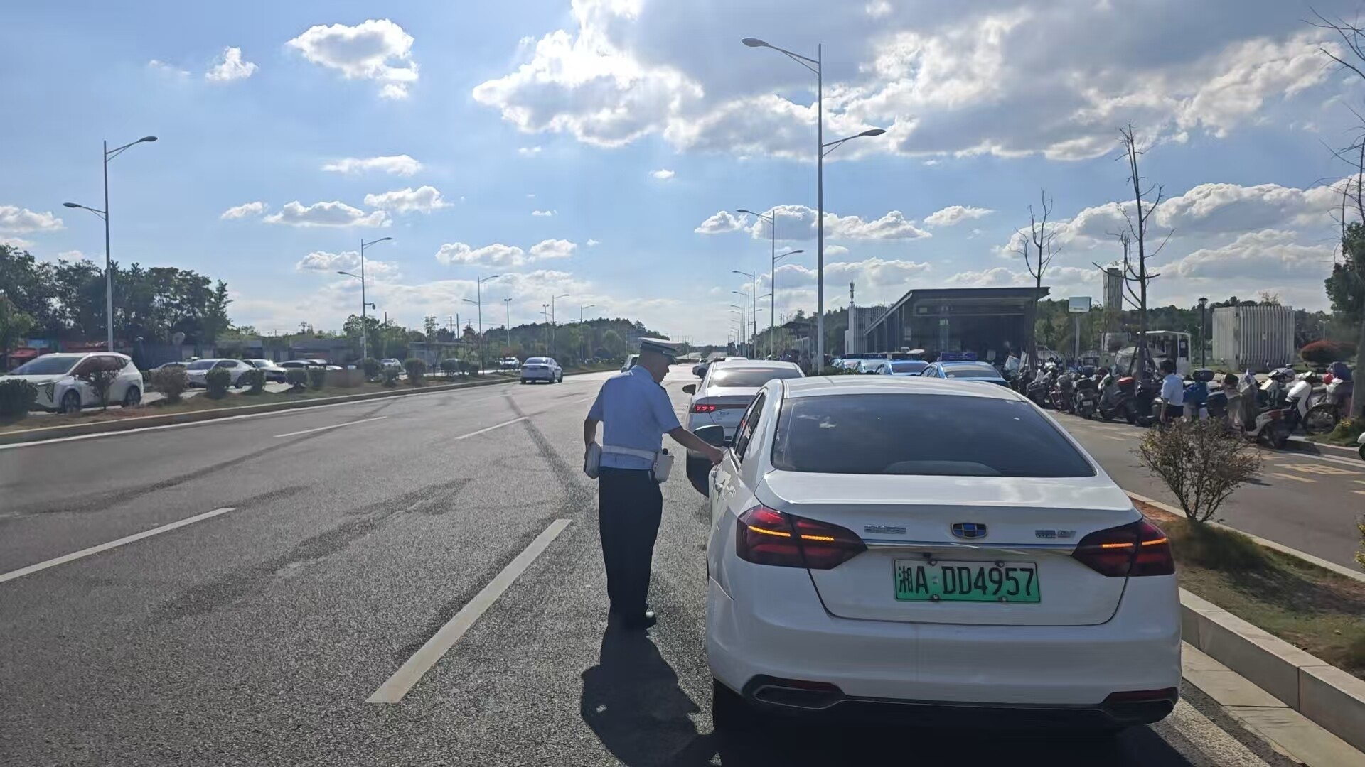 精准管控+专项整治！雨湖交警全力为“双节”交通安全护航