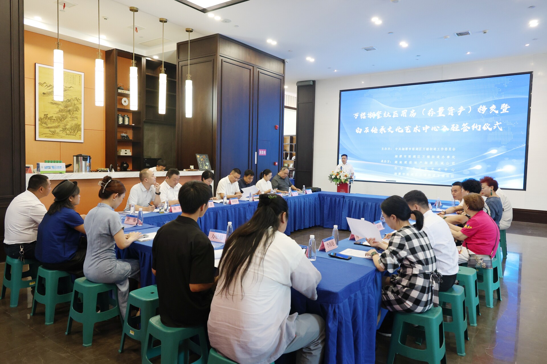 万楼街道举行万楼湘玺社区用房移交暨白石传承文化艺术中心入驻签约仪式