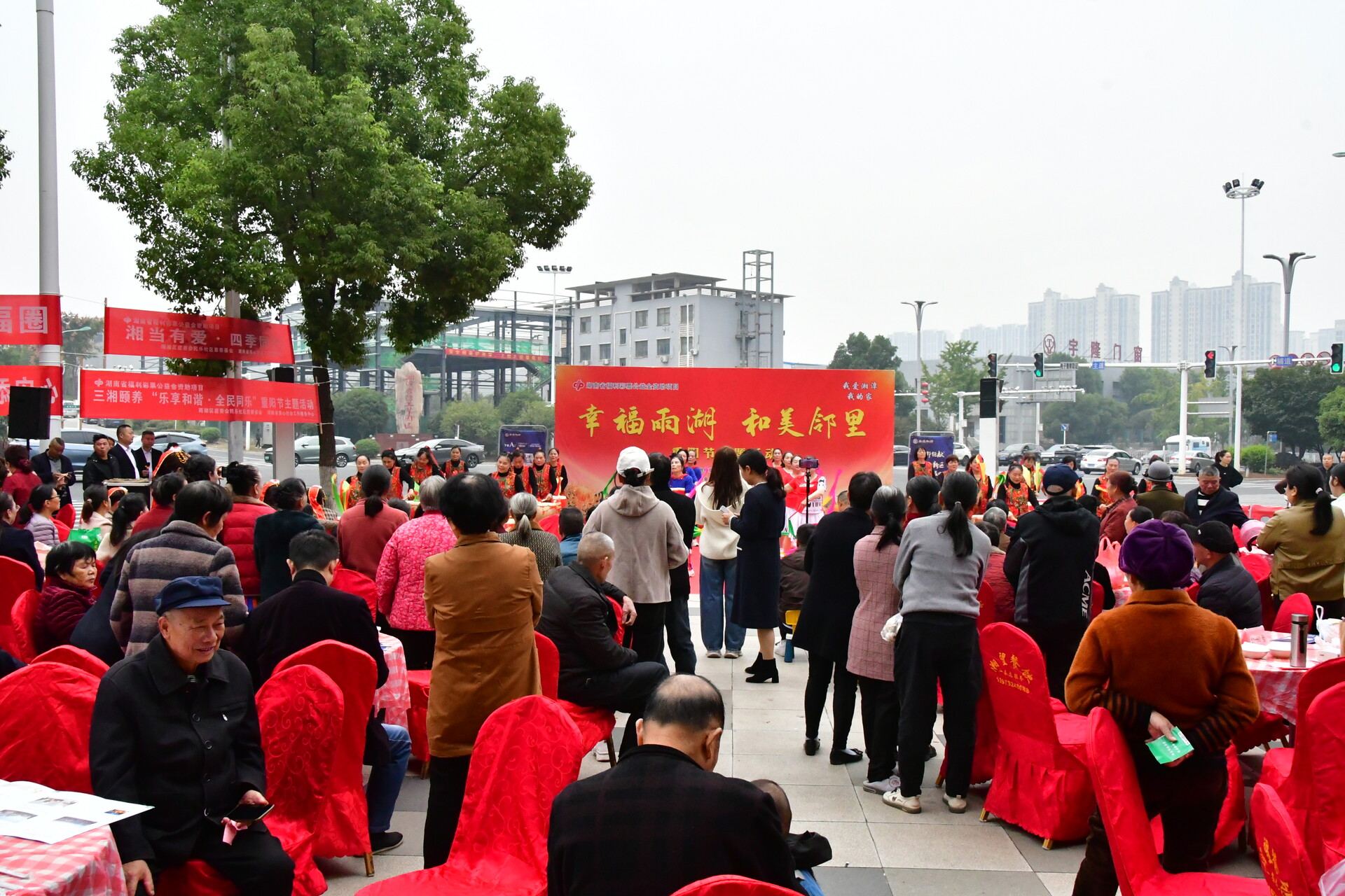 和平街道民乐社区举办重阳节百家宴共叙邻里情