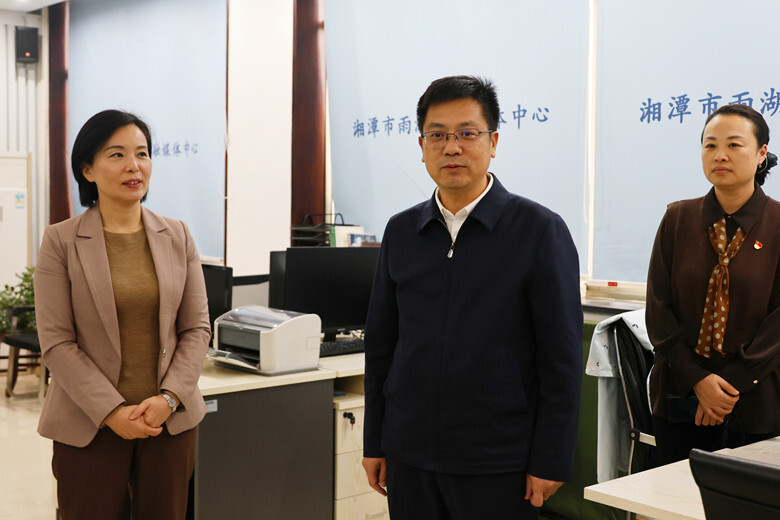 陈小平慰问区融媒体中心记者 致以记者节问候