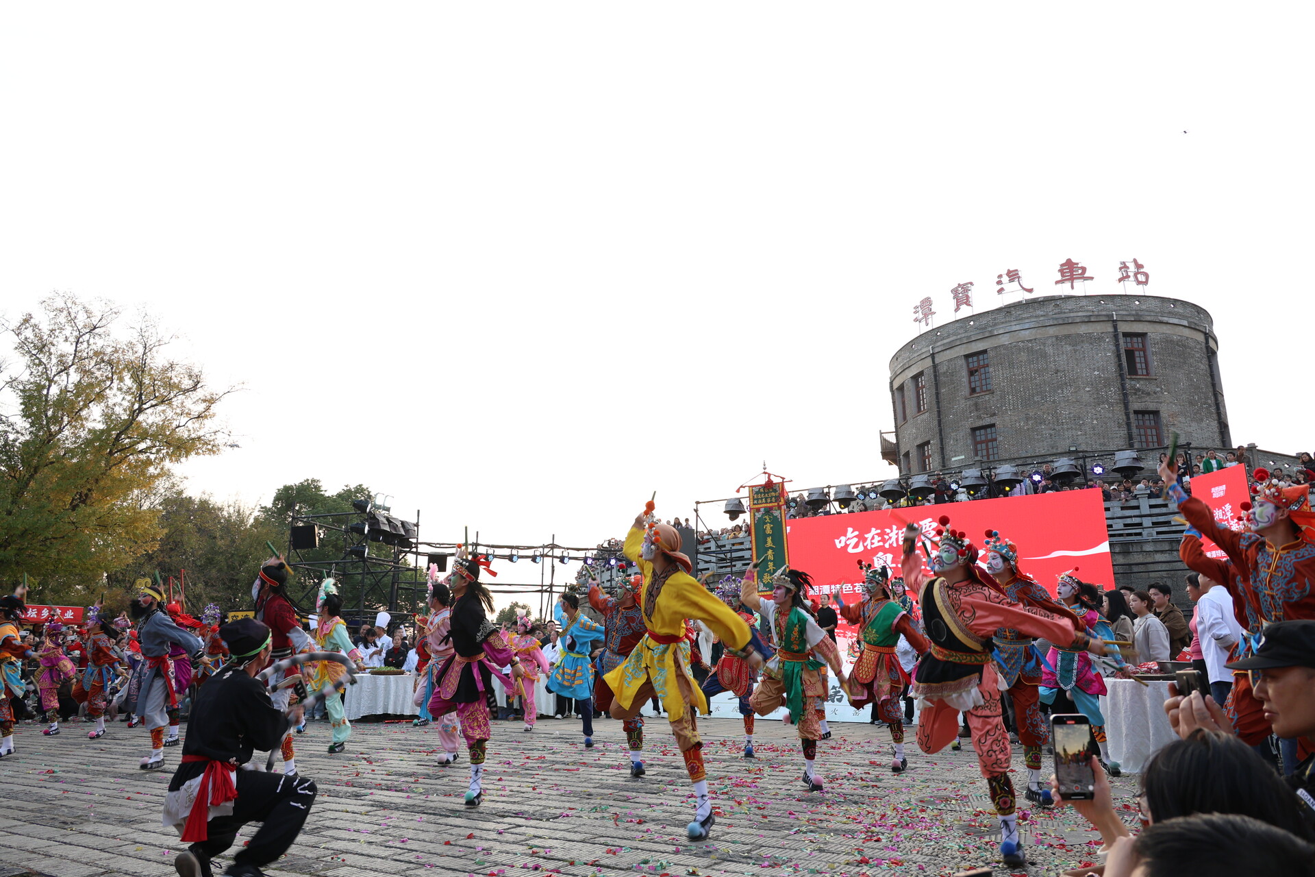 “吃在湘潭・粤舞英歌”活动在雨湖窑湾景区激情上演