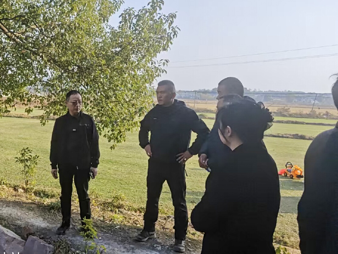 柳军辉深入一线督导环境治理工作并主持召开区农村黑臭水体治理项目调度会