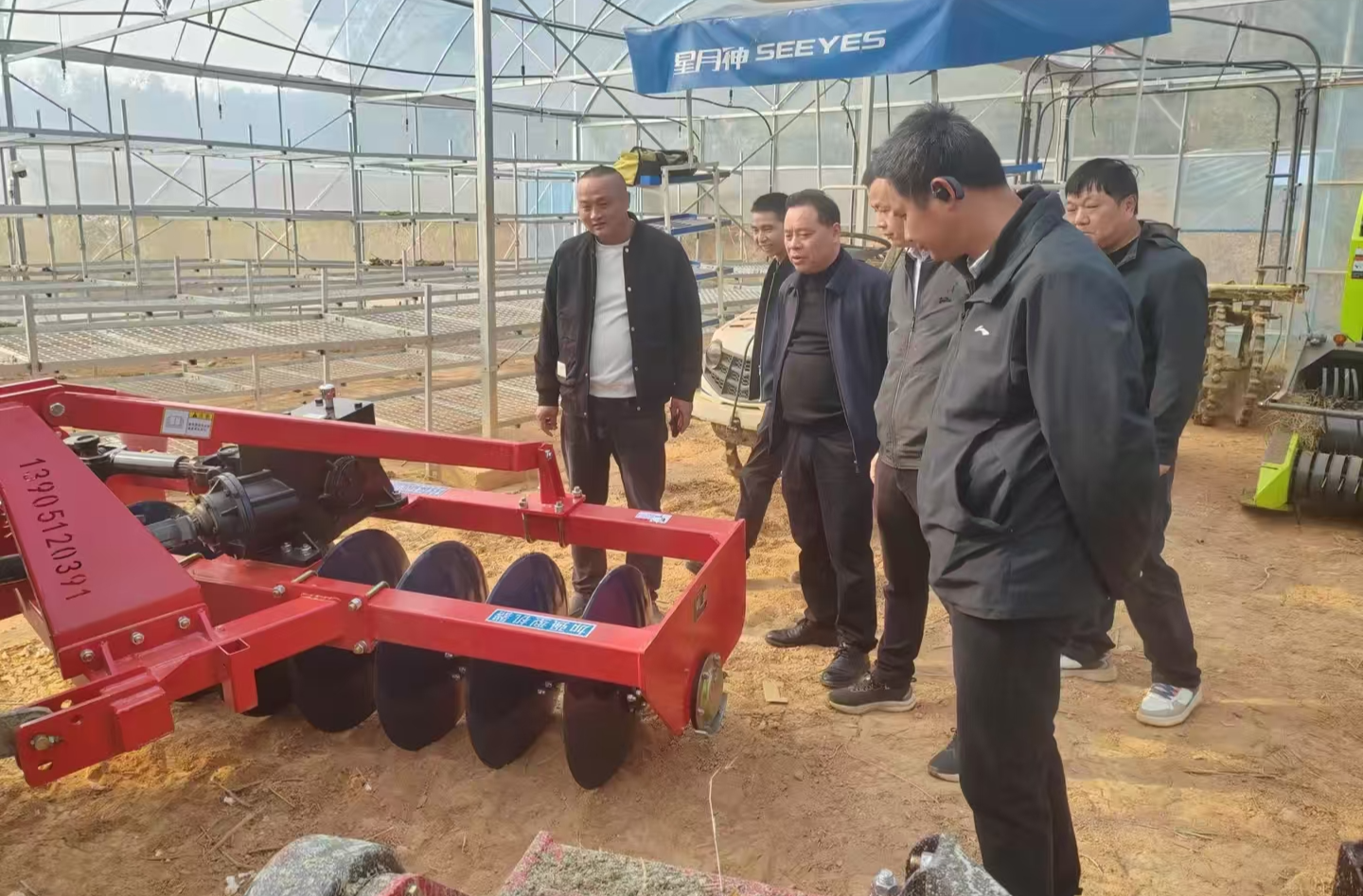 雨湖区创新推广秸秆翻压还田 冬耕深翻助力护土增效