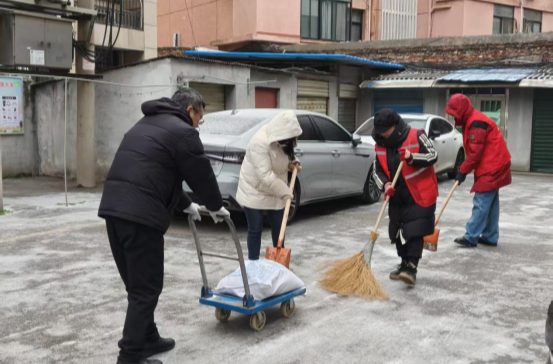 万新社区：以雪为令，筑牢雨雪冰冻天安全防线