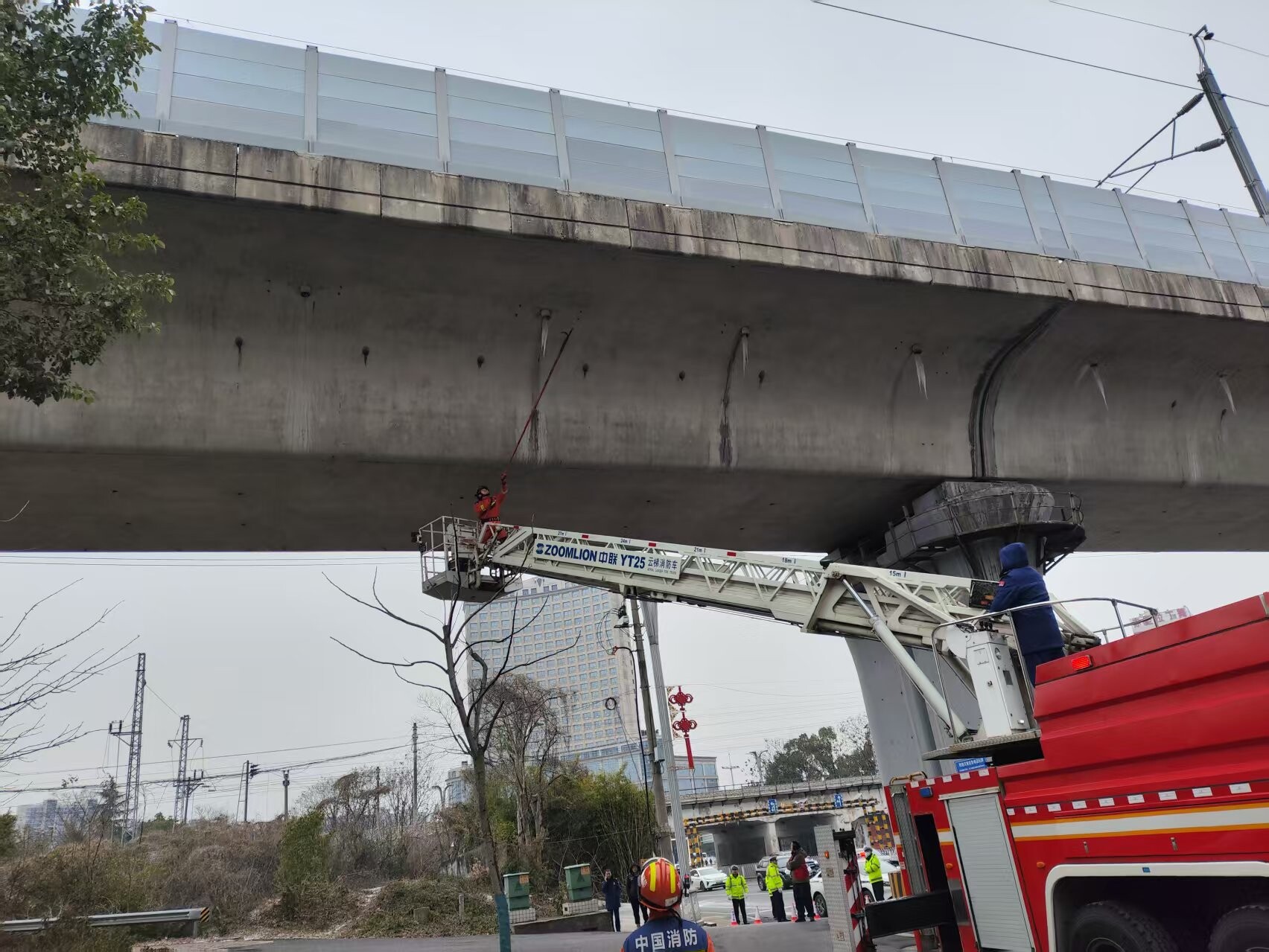 闻险迅动，除冰护安——雨湖区应急管理局牵头消除铁路桥冰凌安全隐患