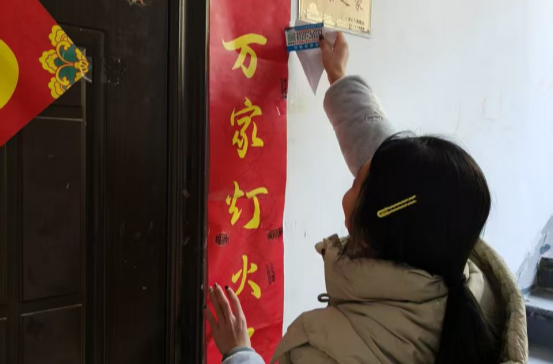 万新社区：洁净家园迎新春，青春聚力焕新颜