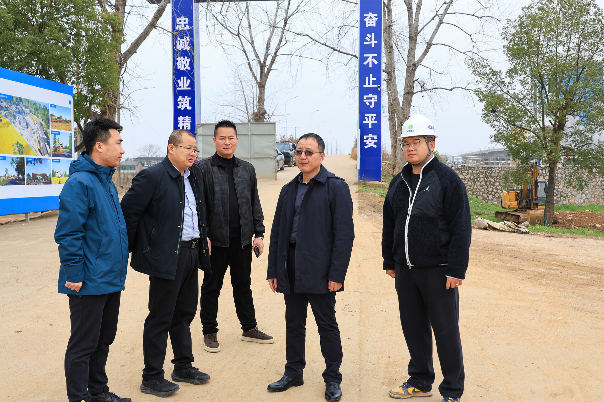 柳军辉春节假期走访在建项目和园区企业