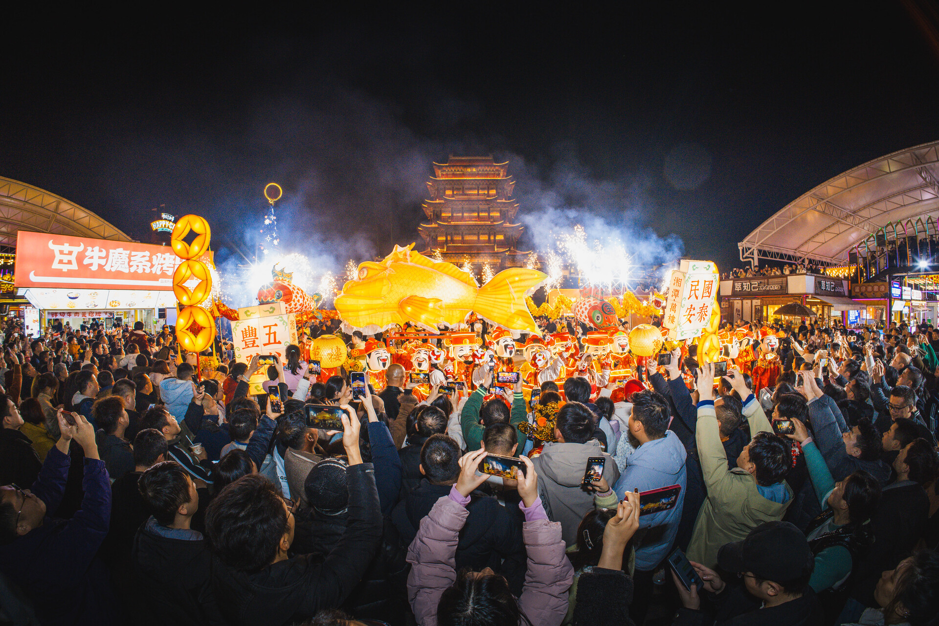 万楼喜乐元宵庆佳节：百年非遗邂逅现代玩法，沉浸式祈福点亮莲城夜空