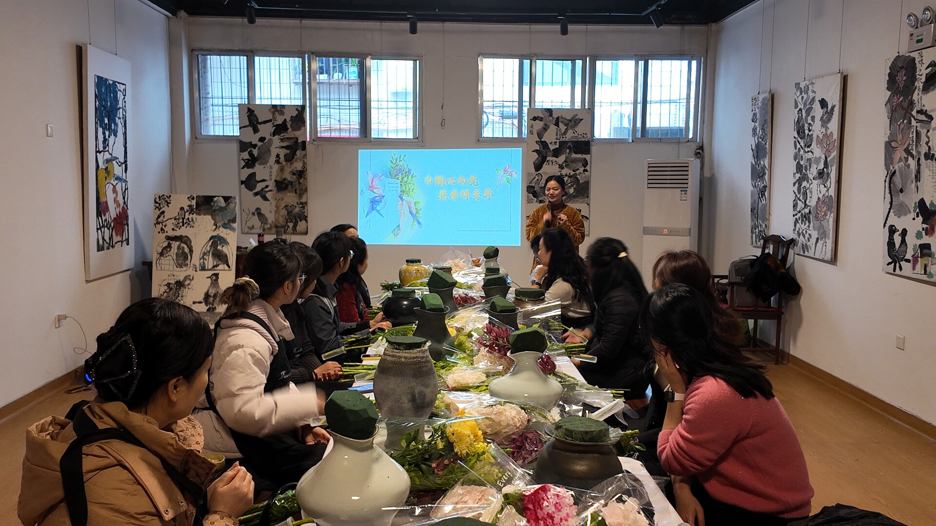雨湖区举办"巾帼心向党，花香伴芳华"主题花艺沙龙