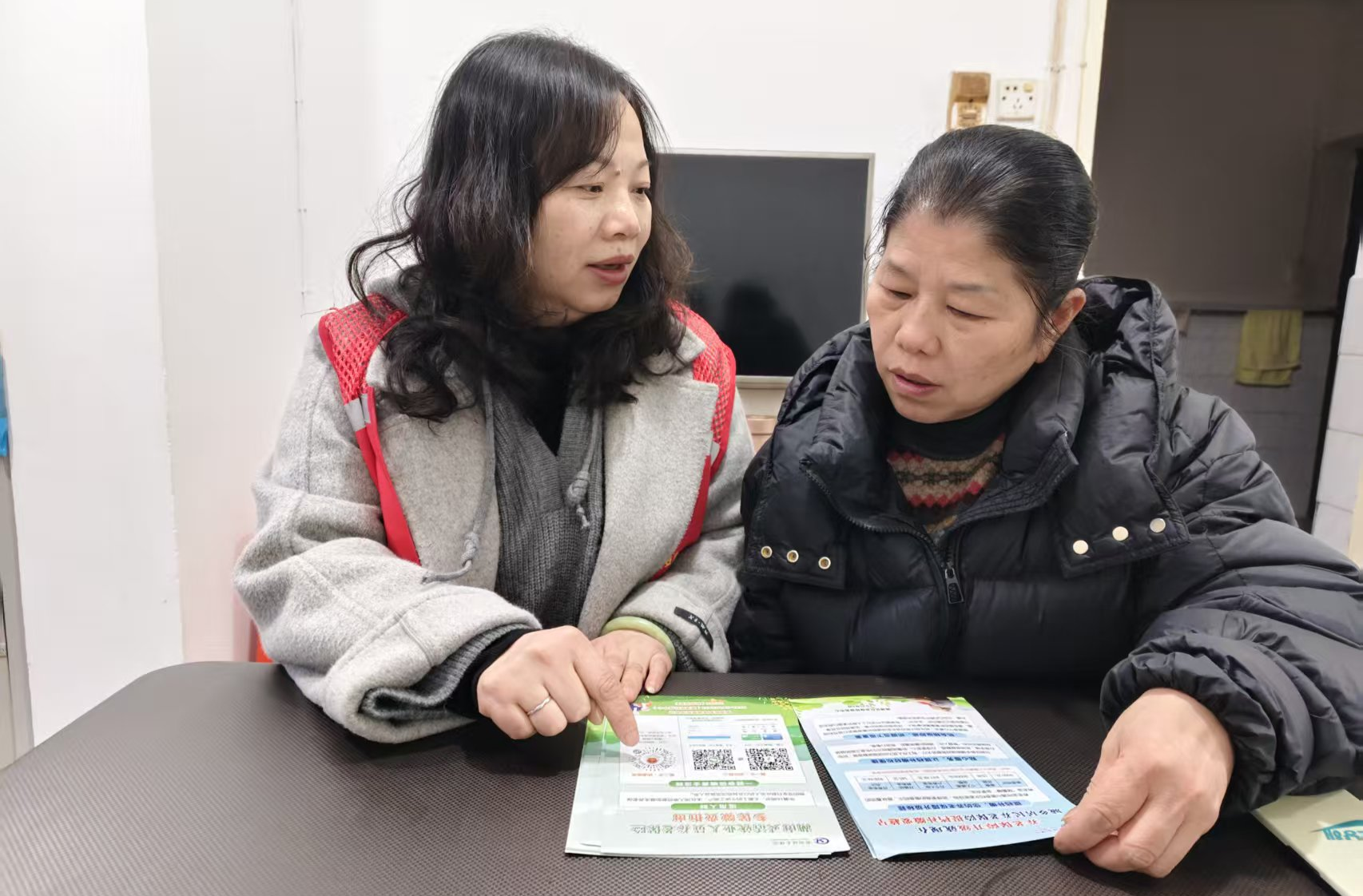 爱国社区：社保政策宣传进家门 惠民春风温暖返乡路
