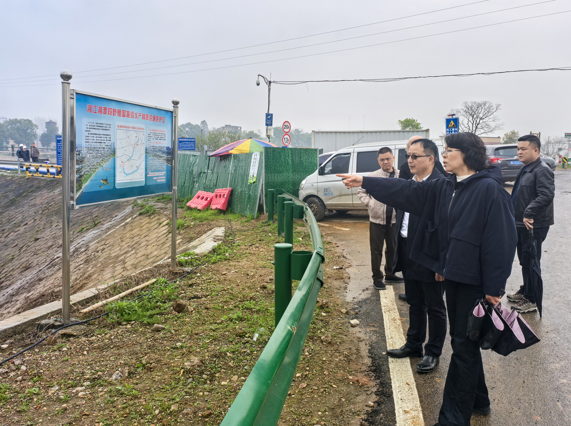 柳军辉走访调研省旅发大会重点项目、农业企业并开展巡河