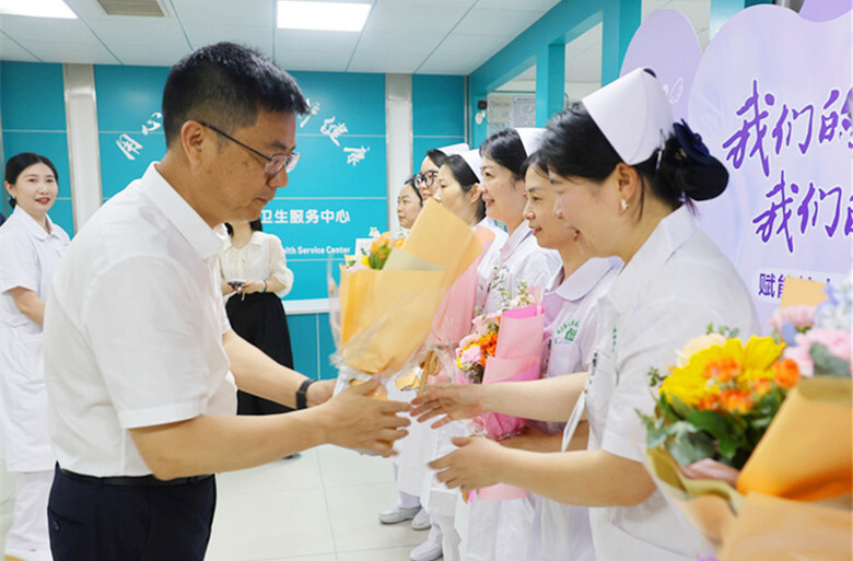 陈小平看望慰问雨湖区基层护士代表