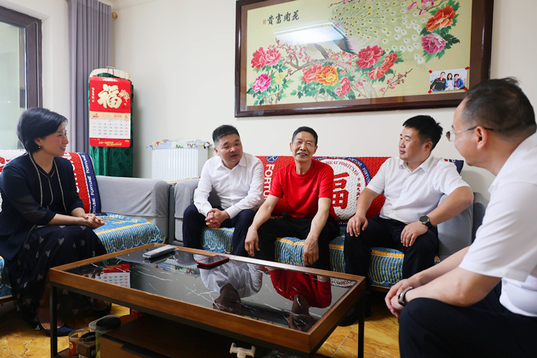 陈澄、雷凌湘走访慰问退休干部代表