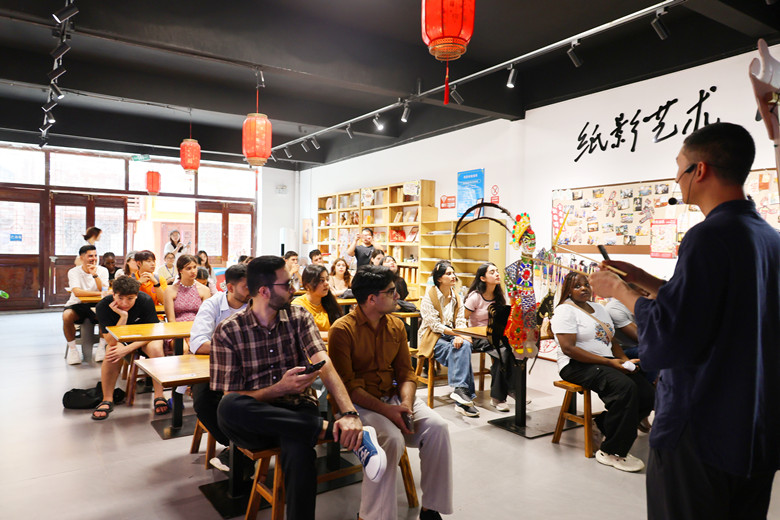 湘潭大学西语系留学生走进窑湾纸影艺术馆 沉浸式体验湖湘非遗魅力
