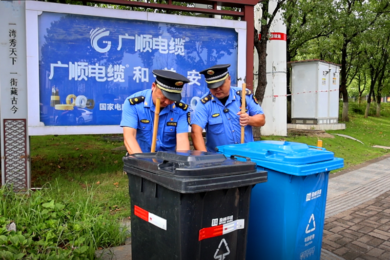高温下他们的俯身 成了莲城最清凉的风景