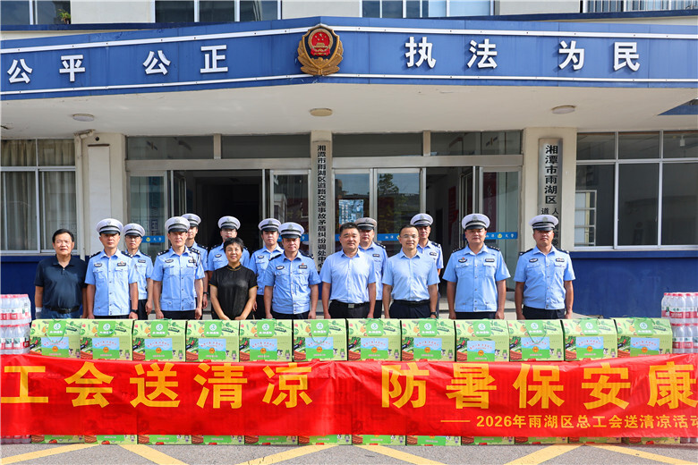 陈澄为一线交警和环卫工人送清凉