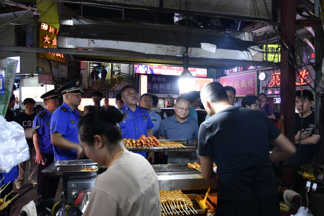 雨湖区组织开展城区餐饮油烟集中排查整治行动