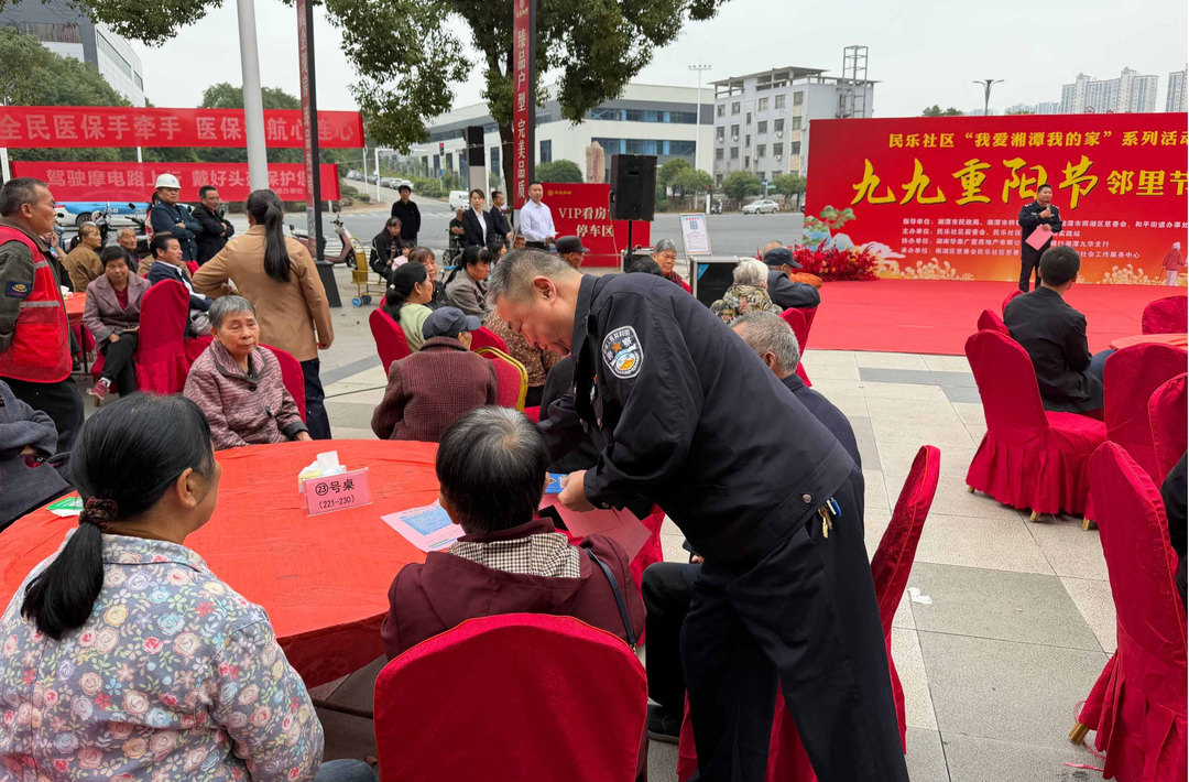 民乐社区联合和平派出所开展老年人反电诈宣传活动