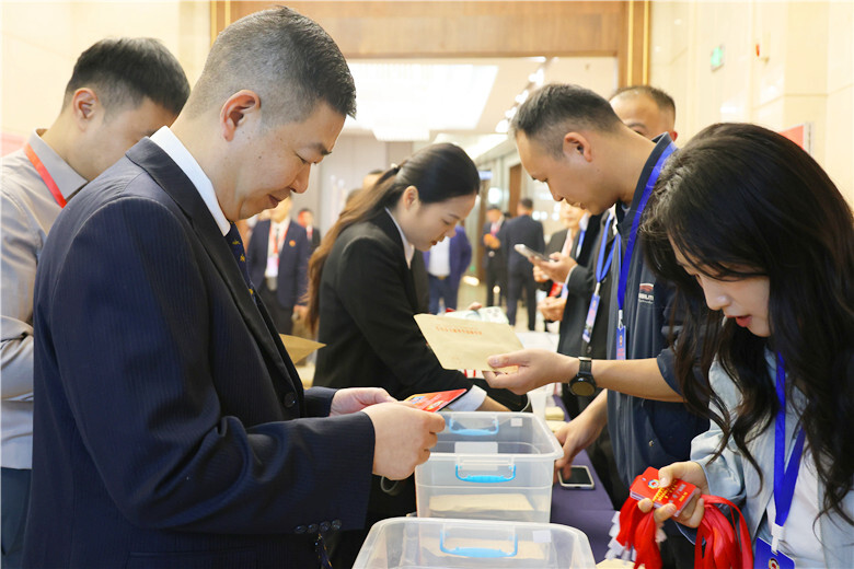 肩负重托赴盛会 政协湘潭市雨湖区第八届委员会第一次会议今日报到