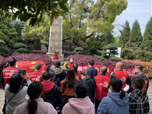 萋萋芳草怀英烈丨城正街街道新时代文明实践所开展“缅怀先烈 文明祭扫”志愿服活动