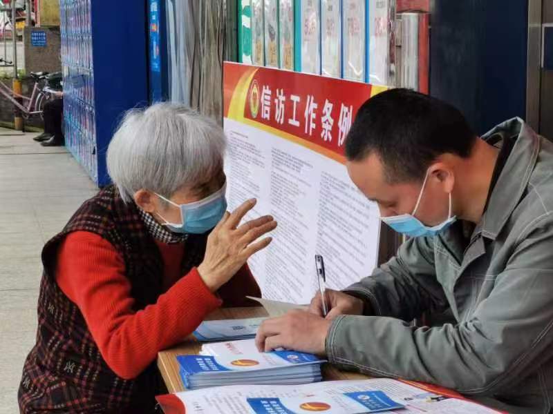 区纪委监委：“三深入”当好政策“宣传员”