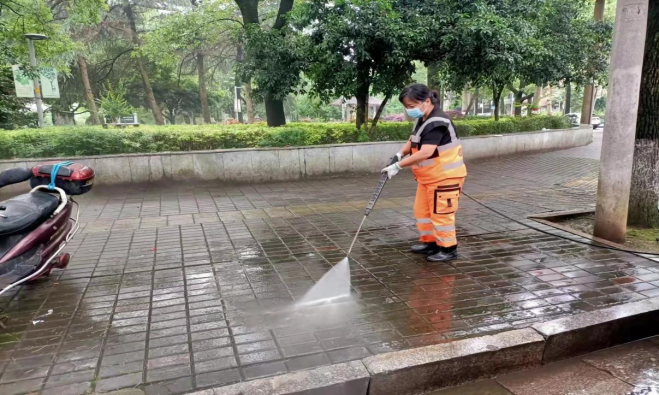 【建管提质】雨湖环卫：雨后清苔保洁净
