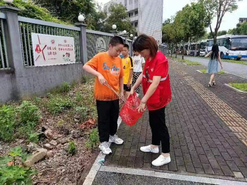 护潭学校开展新时代文明实践志愿者活动