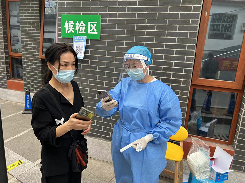 唐兴寺社区禁毒志愿者助力常态化核酸检测