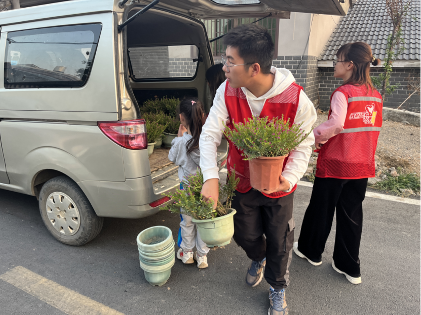 种花添彩正当时！姜畲镇开展种花志愿服务活动