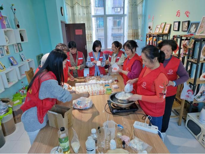 楠竹社区：开展“匠心制‘皂’，环保有你”志愿服务活动