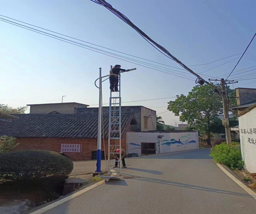 【我为群众办实事】上新村：党建引领惠民生，更换路灯暖人心