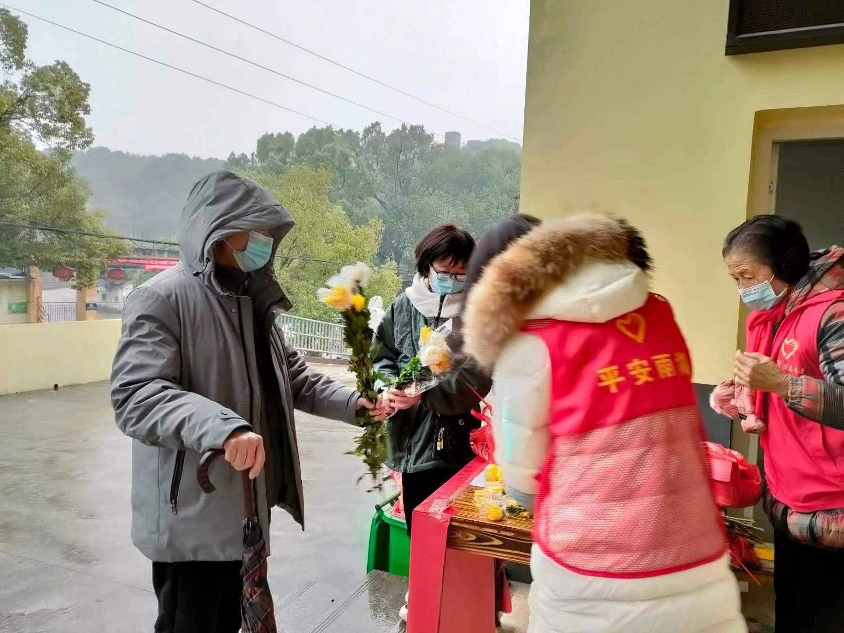 楠竹山镇：开展春节期间“鲜花换鞭炮”活动