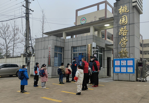 万楼街道：开展文明“护学”保平安行动