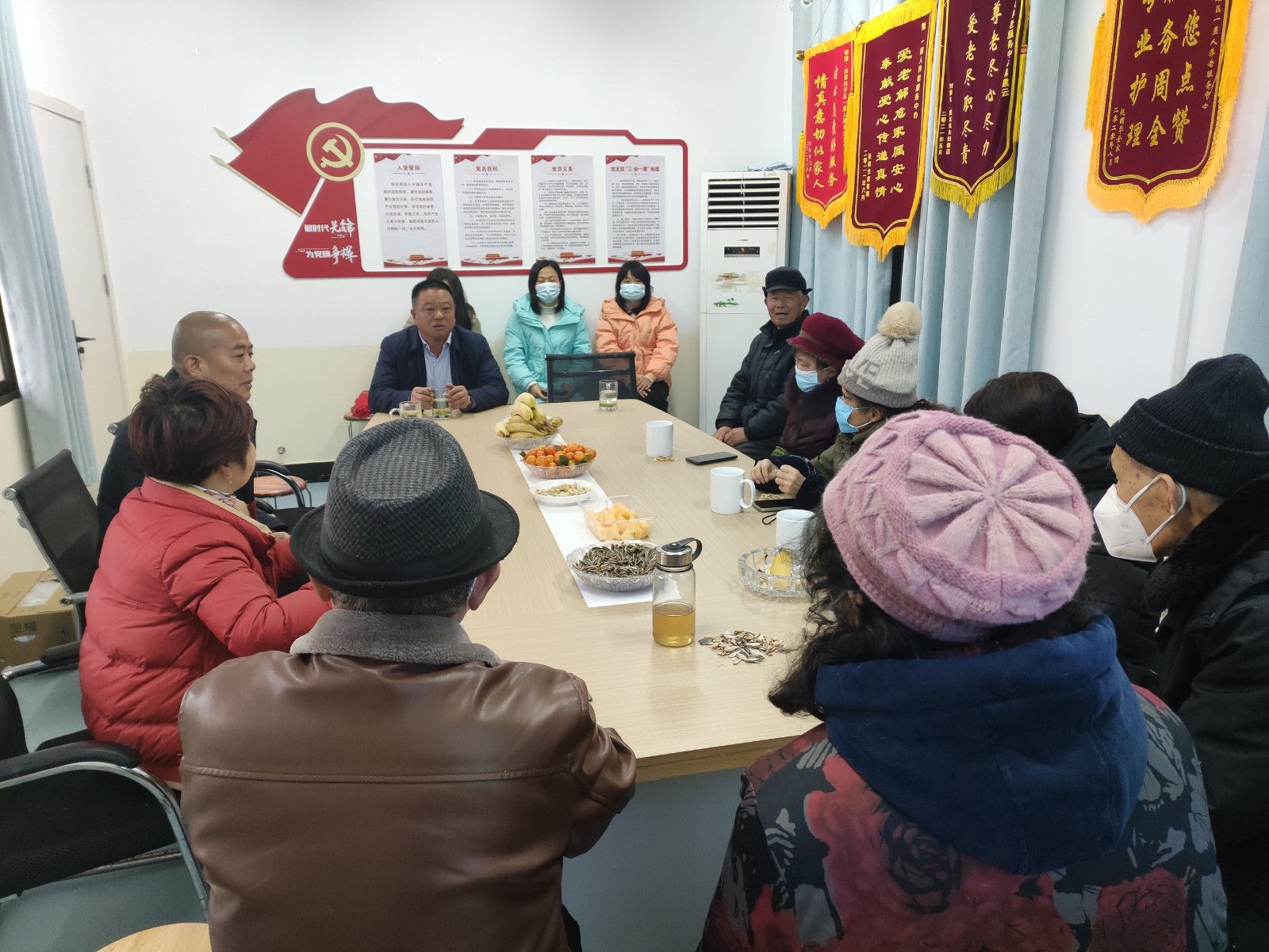 九华街道人大代表到敬老院开展走访慰问活动