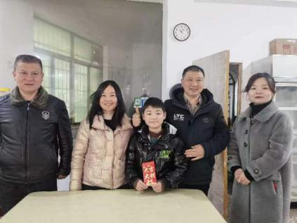 广场街道：关爱下一代 、代表送温情
