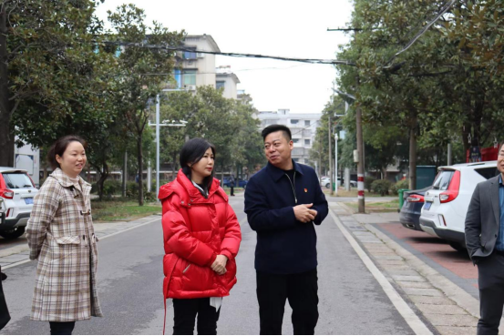 市住建局到楠竹山镇考察大物业管理改革工作